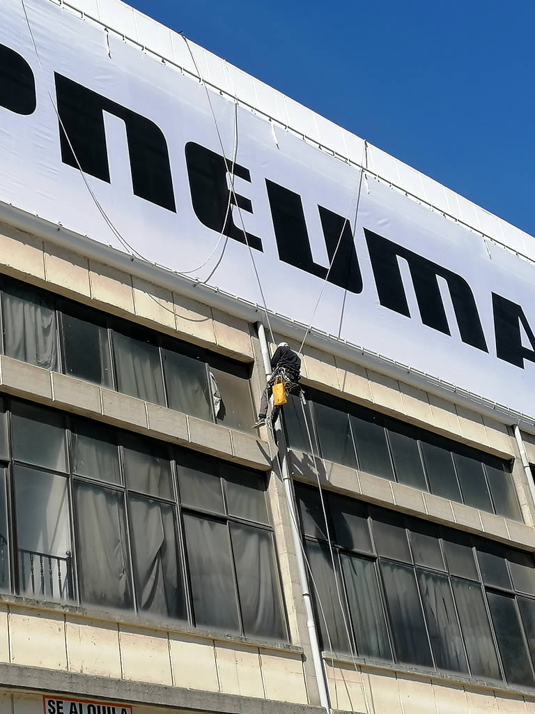 Instalación de lona publicitaria