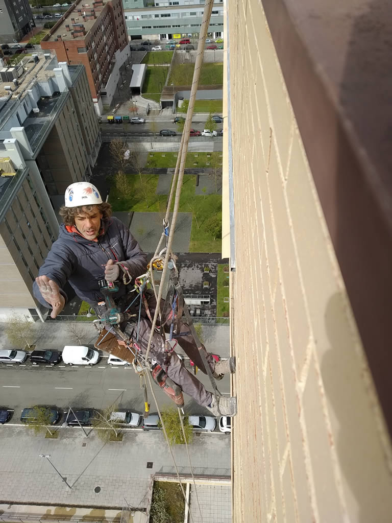 Instalación de revestiminento de fachada