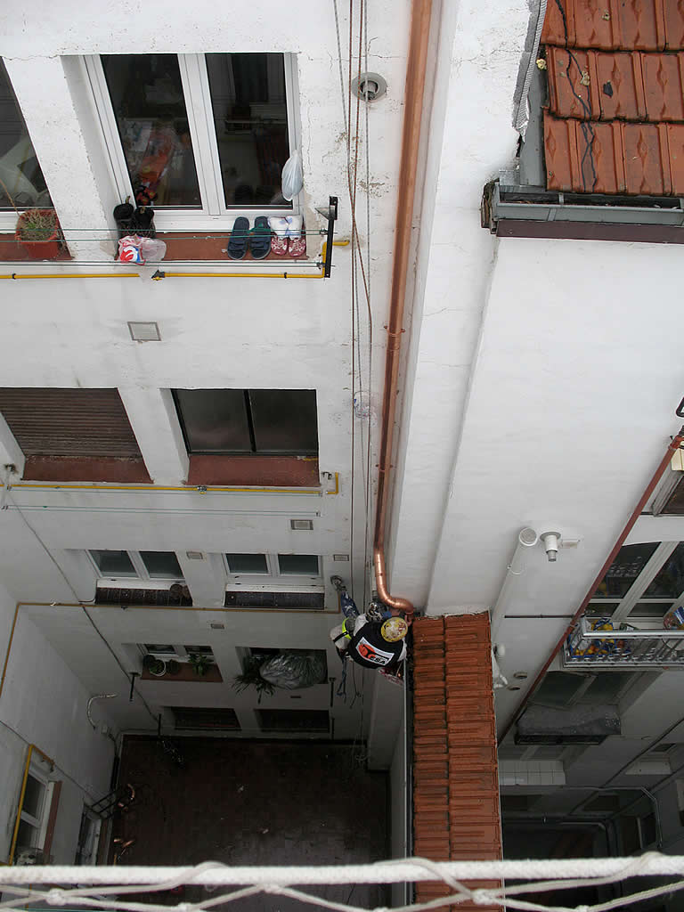 Sustitución de bajante pluvial en patio interior